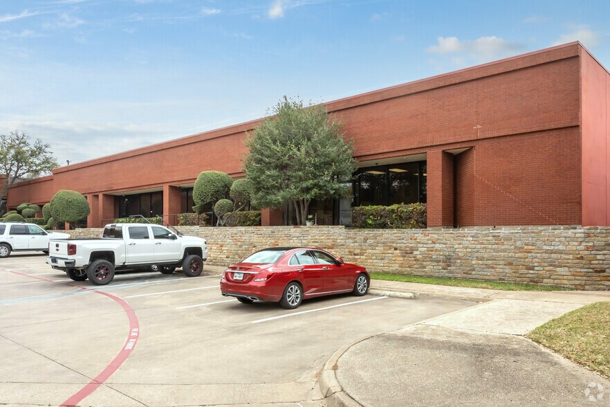 3330 Earhart Dr, Carrollton, TX à louer - Photo de l’immeuble – Image 3 sur 3