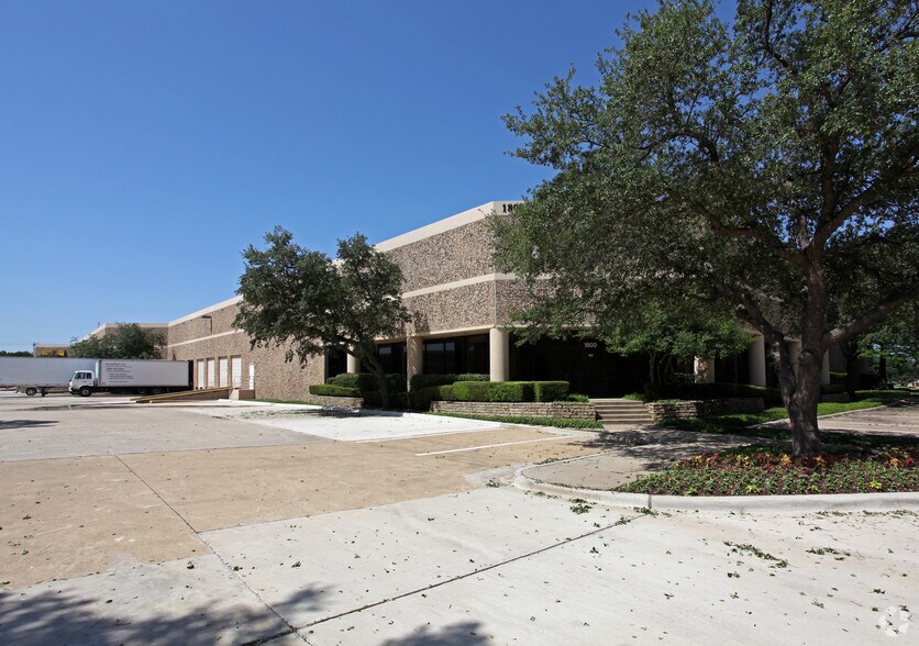 1800 Diplomat Dr, Farmers Branch, TX à louer - Photo de l’immeuble – Image 3 sur 8