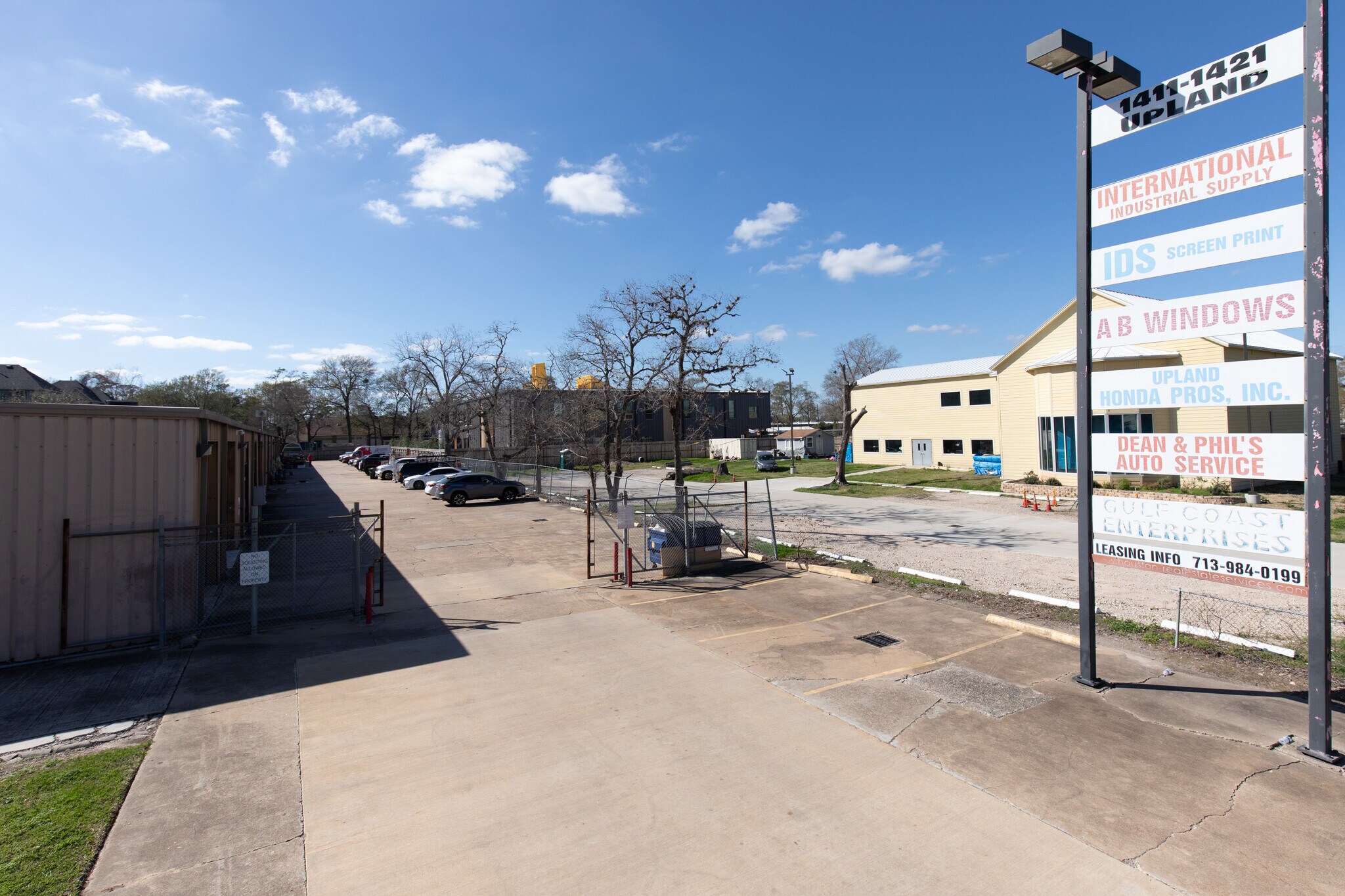 1411 Upland Dr, Houston, TX à louer Photo de l’immeuble– Image 1 sur 37