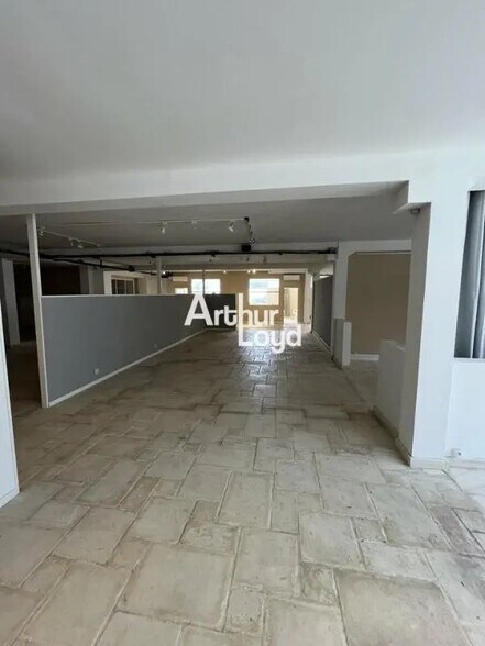 Local d'activités dans SOPHIA ANTIPOLIS à vendre - Photo de l’immeuble – Image 1 sur 7