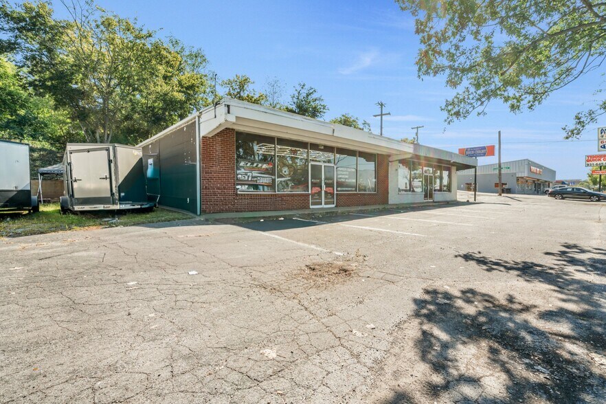 207 N Riverside Dr, Clarksville, TN à vendre - Photo de l’immeuble – Image 2 sur 36