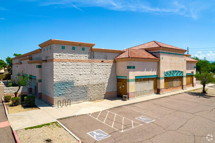 1560 E Elliot Rd, Gilbert, AZ à louer - Photo de l’immeuble – Image 3 sur 7