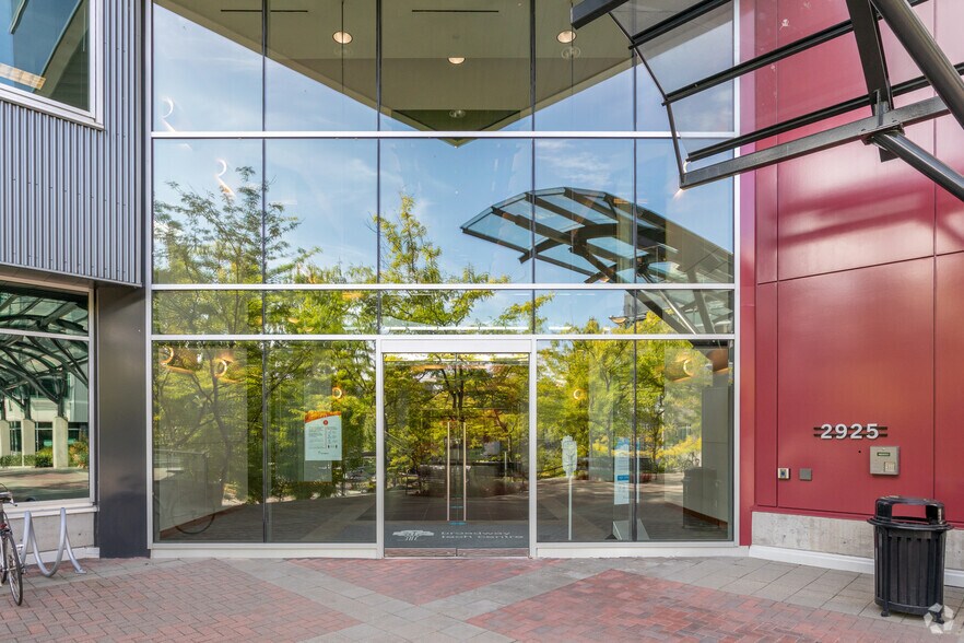 2925 Virtual Way, Vancouver, BC à louer - Photo de l’immeuble – Image 3 sur 9