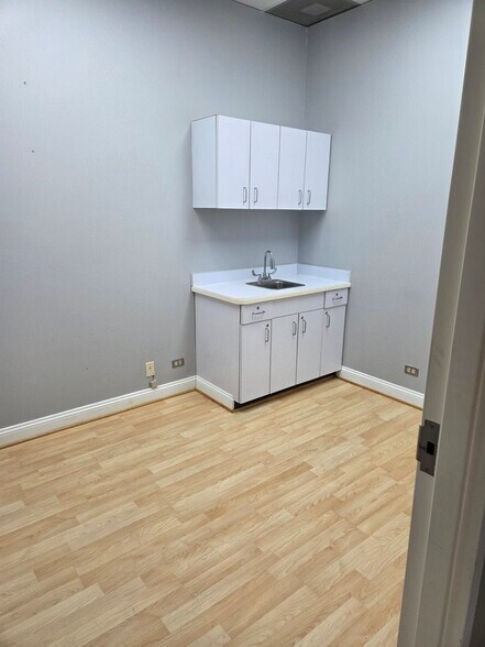 2565 W Fullerton Ave, Chicago, IL à louer - Photo de l’immeuble – Image 2 sur 6