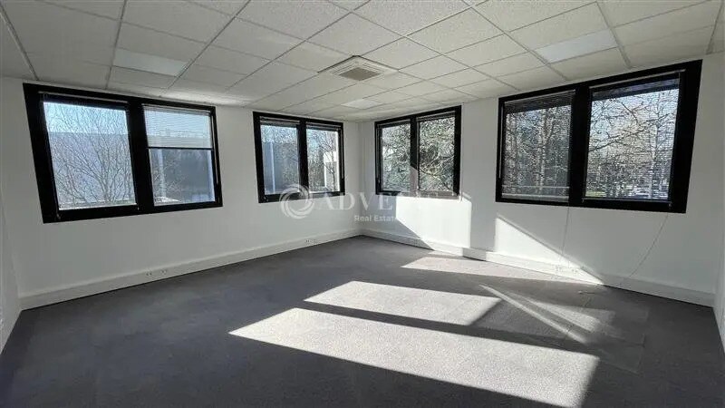 Bureau dans Croissy-Beaubourg à louer - Photo de l’immeuble – Image 1 sur 10
