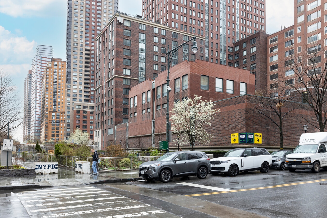 250 Albany St, New York, NY 10280 - Lot Garage -  - Photo intérieure - Image 1 of 9