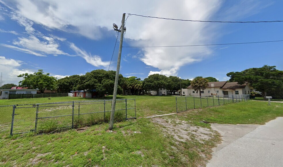 711 S 21st St, Fort Pierce, FL à vendre - Photo de l’immeuble – Image 2 sur 4