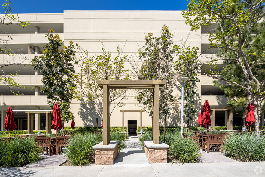130 Vantis Dr, Aliso Viejo, CA à louer - Photo de l’immeuble – Image 3 sur 10