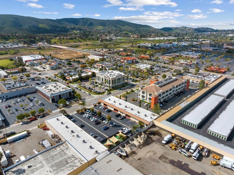 930 Boardwalk, San Marcos, CA à louer - Photo de l’immeuble – Image 2 sur 4