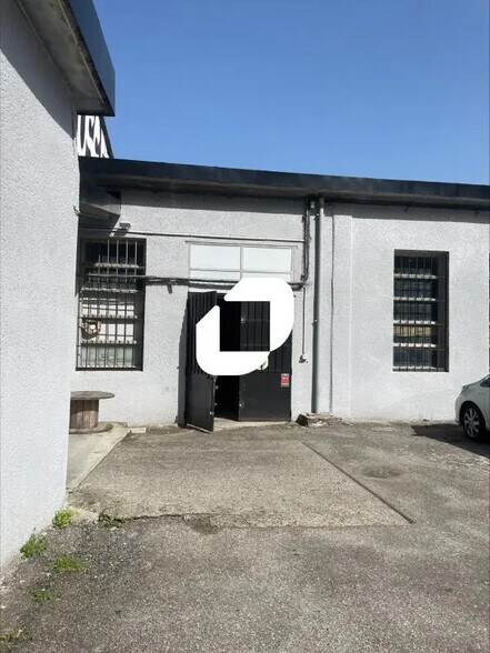 Local d’activités dans Voiron à louer - Photo de l’immeuble – Image 1 sur 6