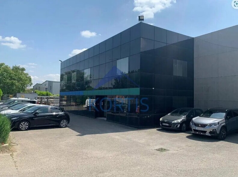 Local d’activités dans Vaulx-en-Velin à louer - Photo de l’immeuble – Image 3 sur 7