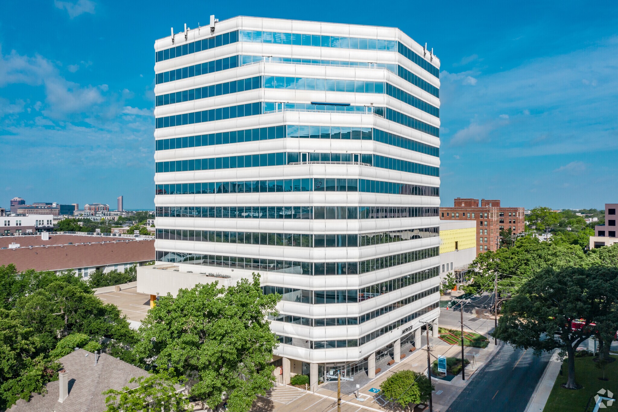 3625 N Hall St, Dallas, TX à louer Photo de l’immeuble– Image 1 sur 12