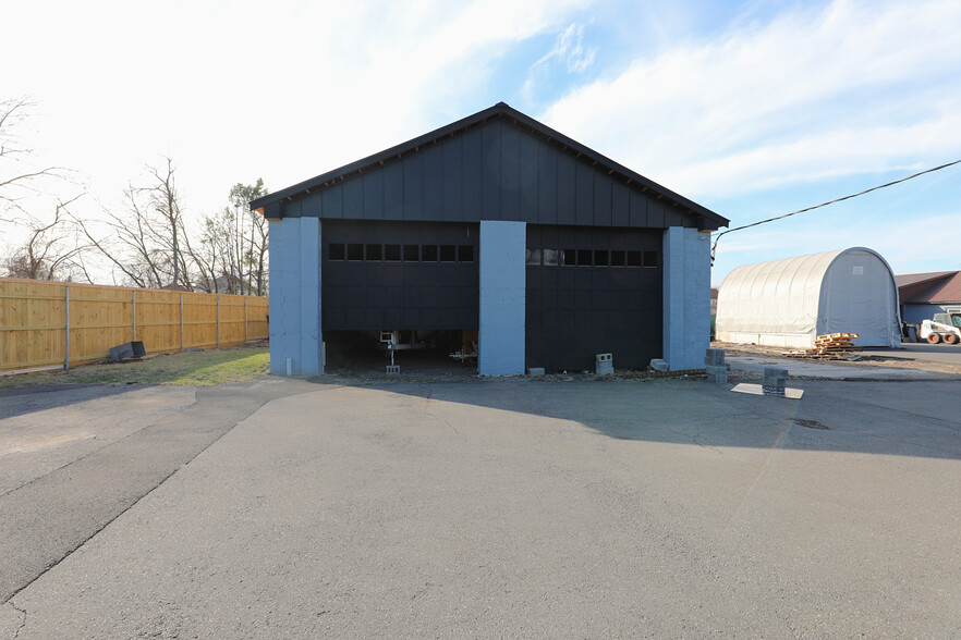 593 Ulster Ave, Kingston, NY à vendre - Photo de l’immeuble – Image 1 sur 14