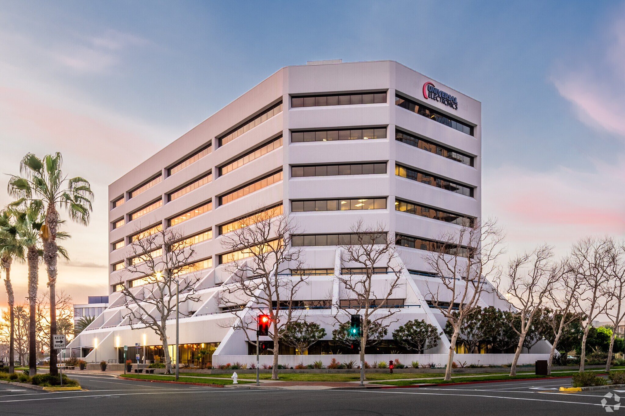 201 E Sandpointe Ave, Santa Ana, CA à louer Photo principale– Image 1 sur 13