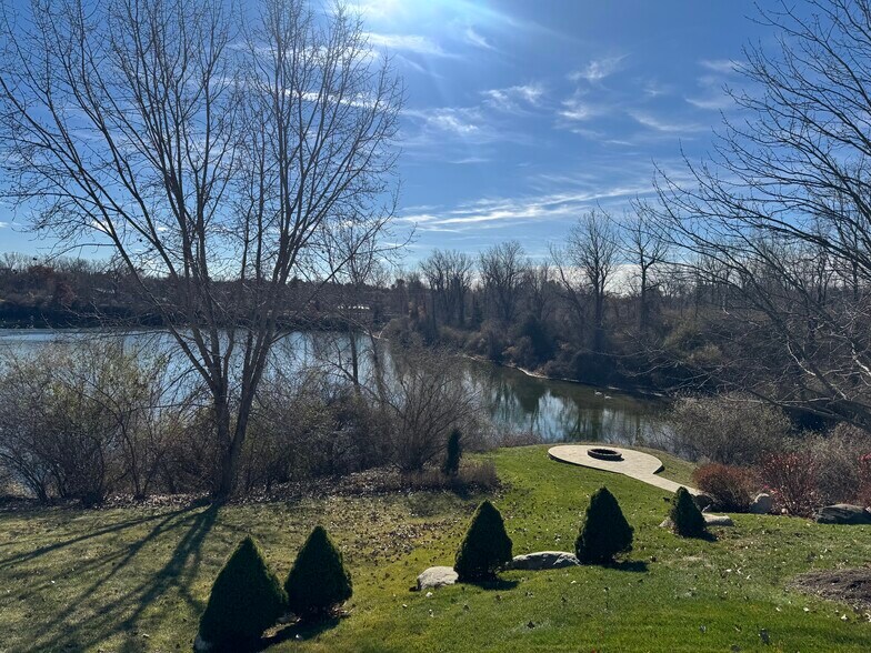 402 N Oxford Rd, Oxford, MI à vendre - Photo de l’immeuble – Image 2 sur 5