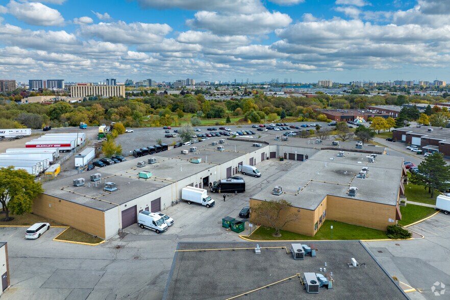 215 Carlingview Dr, Toronto, ON à louer - Photo de l’immeuble – Image 2 sur 11