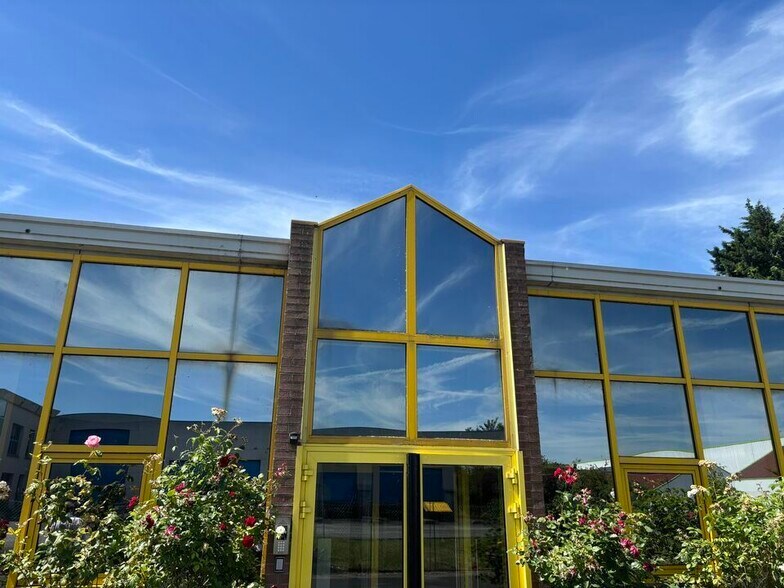 Industriel/Logistique dans Neuville En Ferrain à vendre - Photo de l’immeuble – Image 1 sur 6