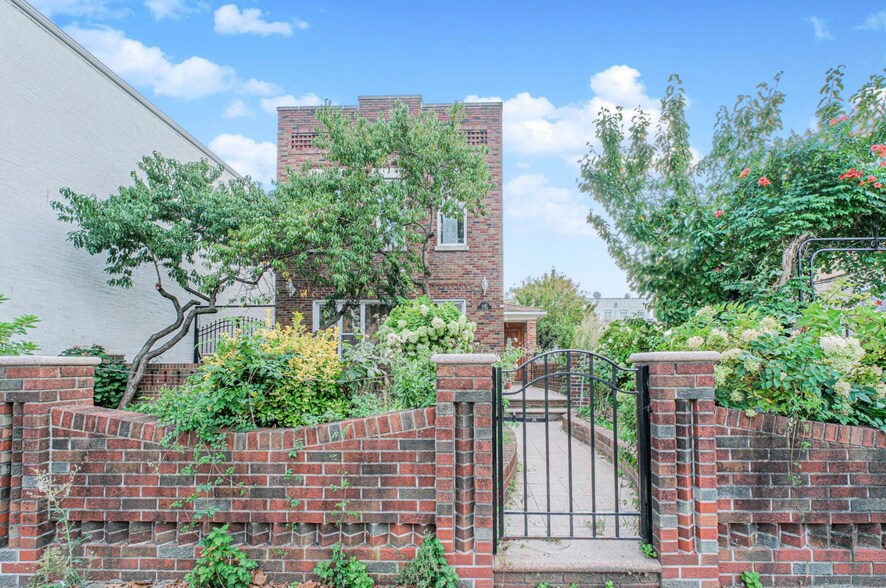 2042 72nd St, Brooklyn, NY à vendre - Photo de l’immeuble – Image 2 sur 14