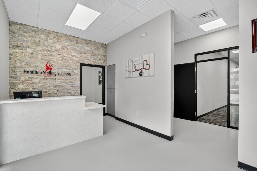 881 Oakley Seaver Dr, Clermont, FL à louer - Photo de l’immeuble – Image 2 sur 23