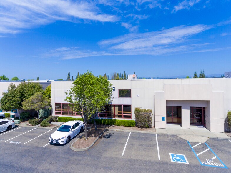 7975 Cameron Dr, Windsor, CA à louer - Photo de l’immeuble – Image 2 sur 10