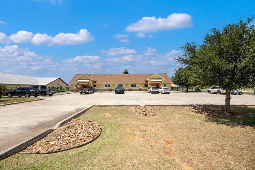 140 Paloma Dr, Floresville, TX à louer - Photo de l’immeuble – Image 3 sur 63