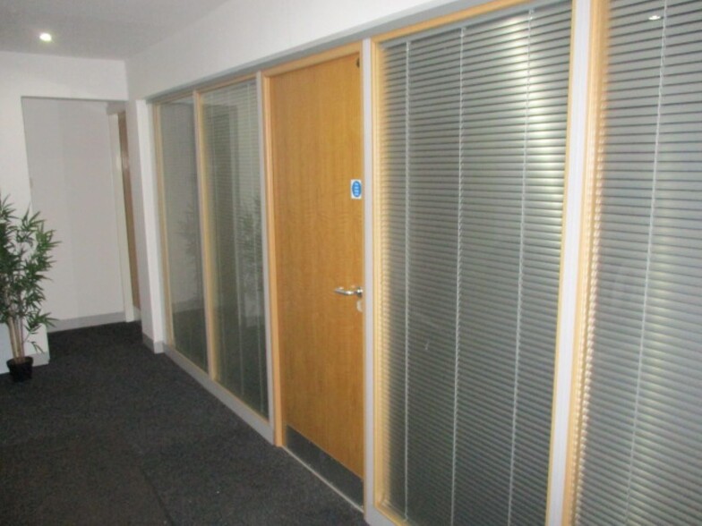 10-12 Westgate, Skelmersdale à louer - Hall d’entrée – Image 2 sur 25