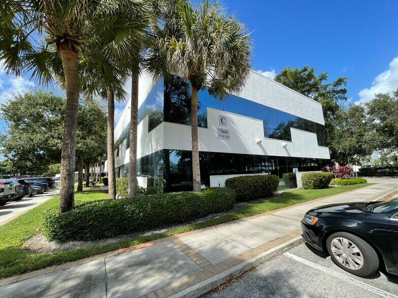 7800 Peters Rd, Plantation, FL à louer - Photo de l’immeuble – Image 3 sur 8