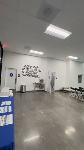 20021-20025 Lake Forest Dr, Lake Forest, CA à louer - Vidéo sur l’annonce professionnelle – Image 2 sur 8