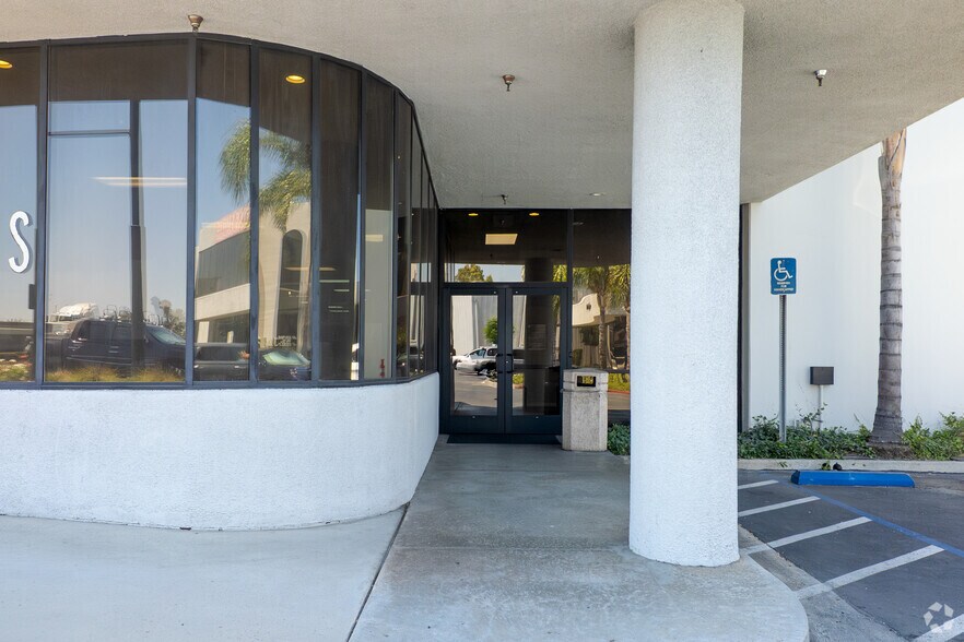 1631 Pomona Rd, Corona, CA à louer - Photo de l’immeuble – Image 3 sur 6