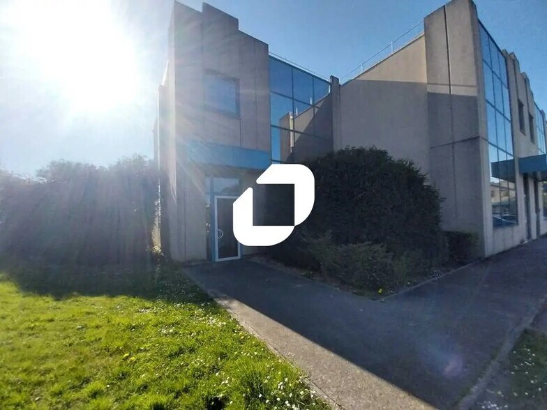 Local d’activités dans La Verrière à louer - Photo de l’immeuble – Image 2 sur 12