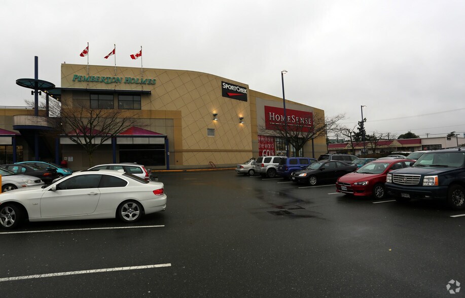805 Cloverdale Ave, Victoria, BC à louer - Photo de l’immeuble – Image 3 sur 5