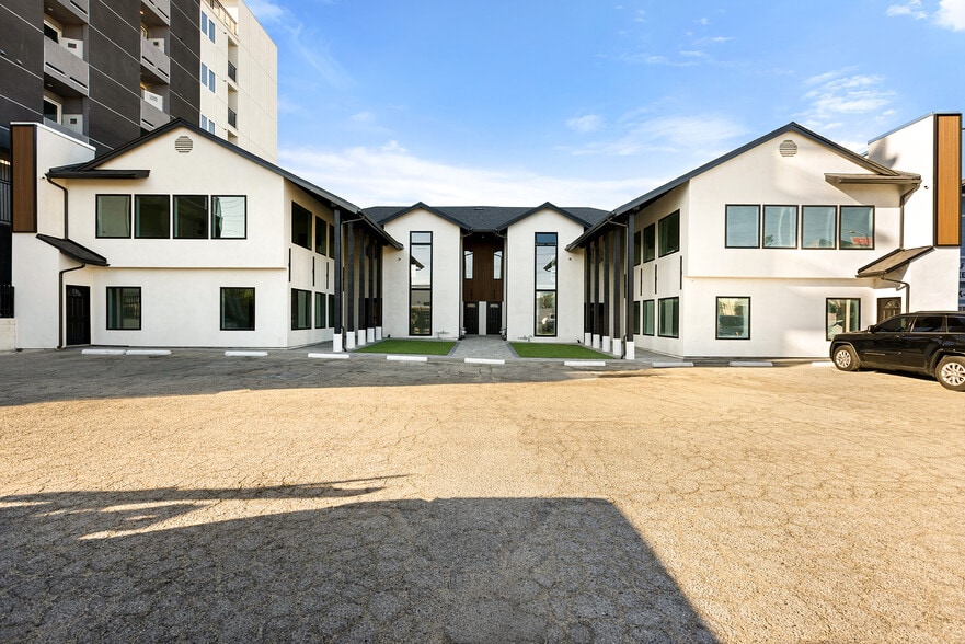 21107-21115 Vanowen St, Canoga Park, CA à louer - Photo de l’immeuble – Image 1 sur 11