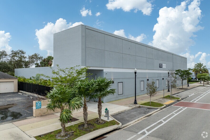 2216 Hollywood Blvd, Hollywood, FL à louer - Photo principale – Image 2 sur 18