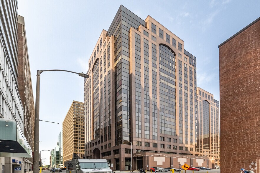 333 Laurier Ave W, Ottawa, ON à louer - Photo de l’immeuble – Image 2 sur 4