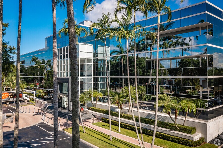 7975 NW 154th St, Miami Lakes, FL à louer - Photo de l’immeuble – Image 3 sur 13