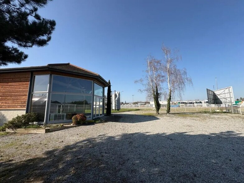 Local commercial dans Roanne à louer - Photo de l’immeuble – Image 3 sur 7