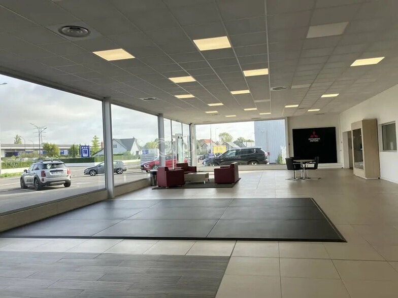 Local d'activités dans Saint-Doulchard à vendre - Photo de l’immeuble – Image 3 sur 8