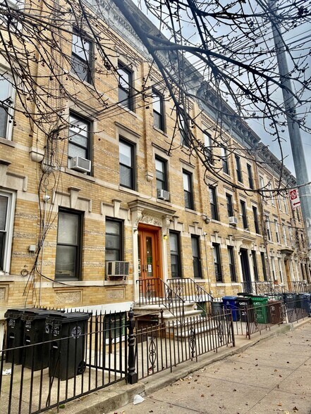 2052 Gates Ave, Ridgewood, NY à vendre - Photo de l’immeuble – Image 1 sur 23