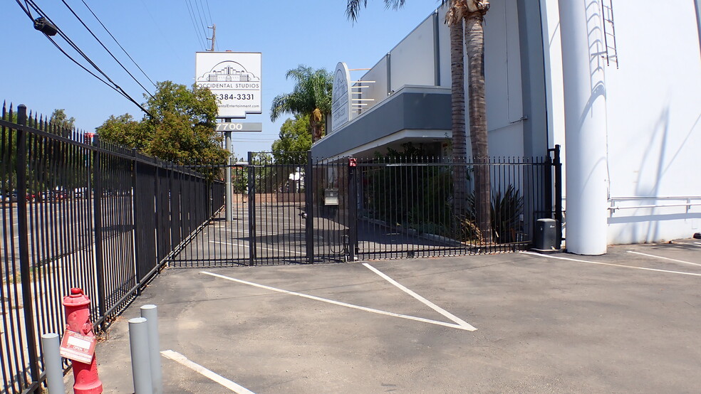 7700 Balboa Blvd, Van Nuys, CA à louer - Photo de l’immeuble – Image 2 sur 8