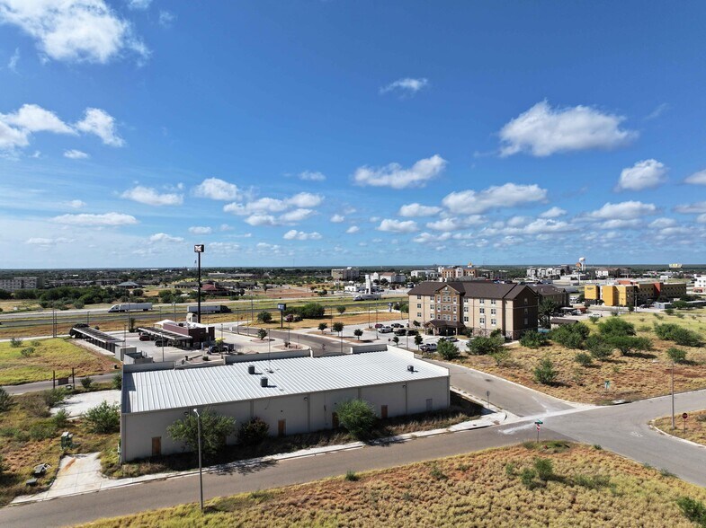 90 Access dr, Cotulla, TX à louer - Photo de l’immeuble – Image 3 sur 3