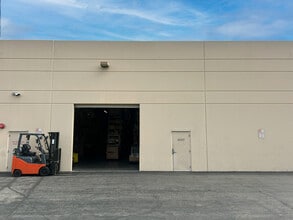 28303-28319 W Industry Dr, Valencia, CA à louer Photo de l’immeuble– Image 2 sur 6