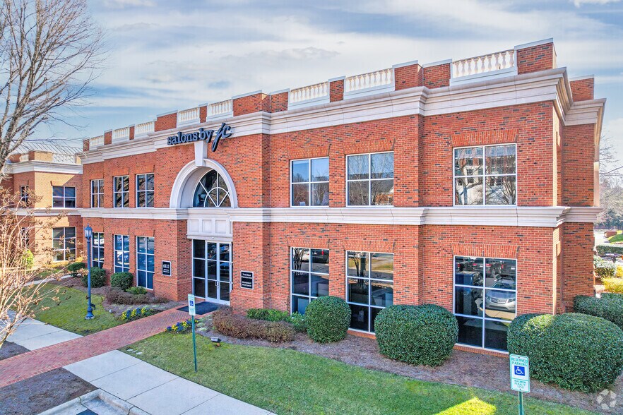 6832 Carnegie Blvd, Charlotte, NC à louer - Photo principale – Image 1 sur 6