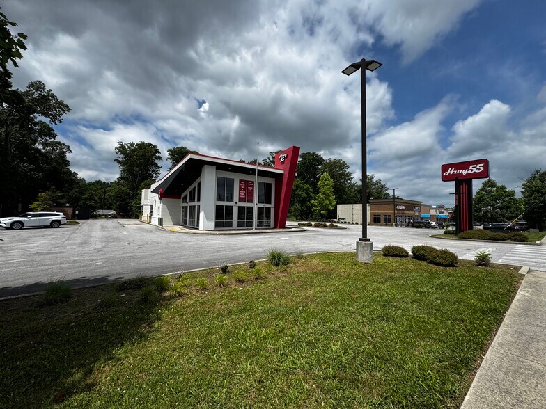 1507 N Jackson St, Tullahoma, TN à louer - Photo de l’immeuble – Image 1 sur 16