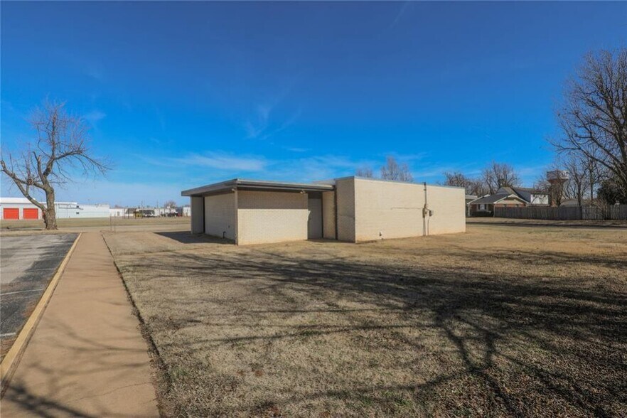 500 Park Pl, Mustang, OK à vendre - Photo principale – Image 1 sur 11