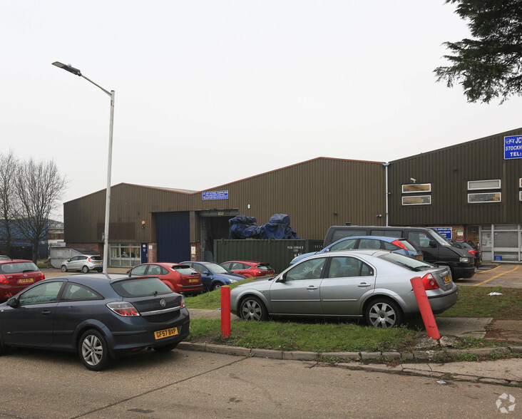 Hovefields Ave, Basildon à louer - Photo principale – Image 1 sur 4