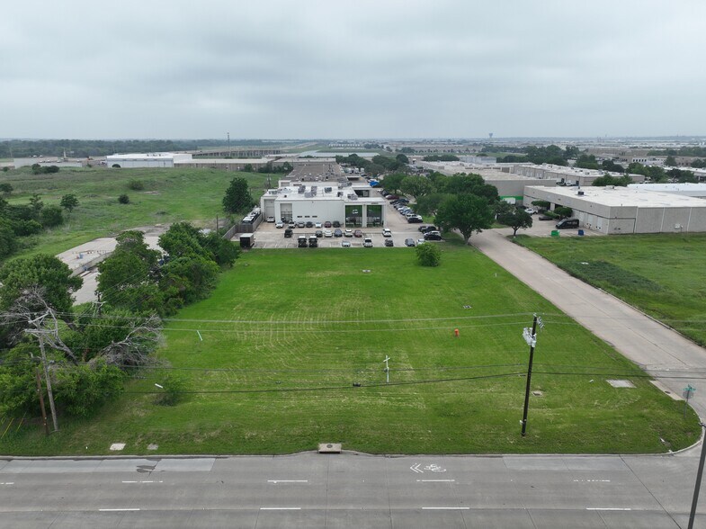 2465 McIver Lane, Carrollton, TX à vendre - Photo de l’immeuble – Image 2 sur 4