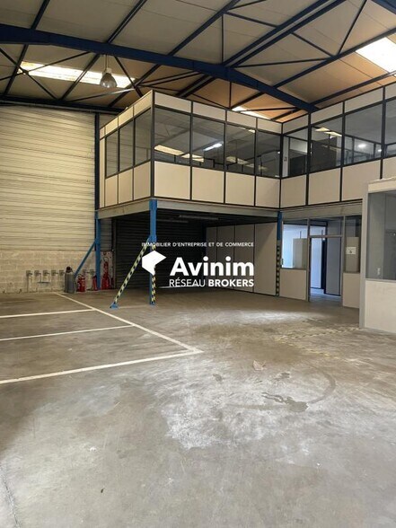 Industriel/Logistique dans Martigues à louer - Photo de l’immeuble – Image 2 sur 8