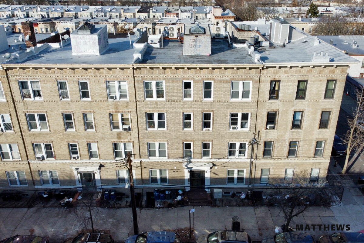 6147 Woodbine St, Ridgewood, NY à vendre Photo de l’immeuble– Image 1 sur 7