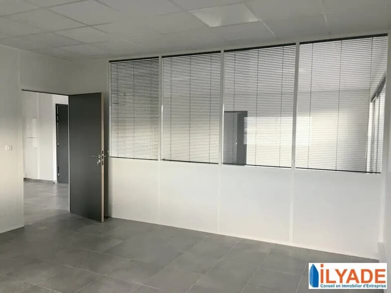 Bureau dans Meyreuil à louer - Photo de l’immeuble – Image 2 sur 9