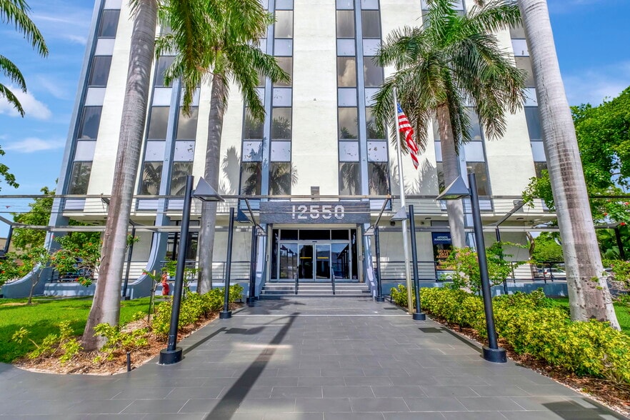 12550 Biscayne Blvd, North Miami, FL à vendre - Photo de l’immeuble – Image 2 sur 5